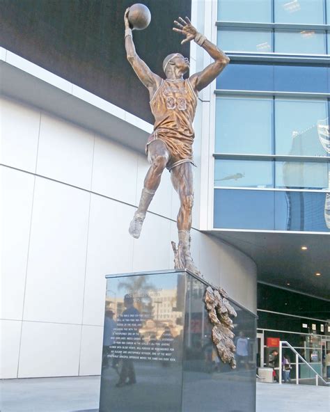 lakers statues staples center